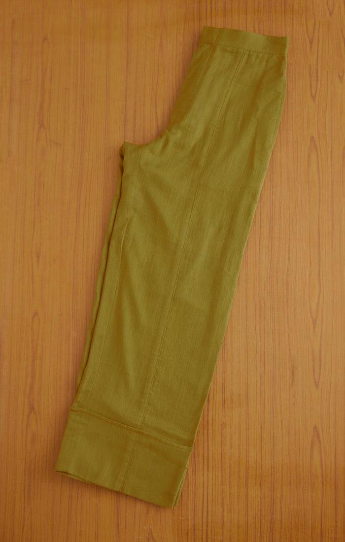 STRICTLY SYMMETRICAL VEST SET IN AMBER GREEN