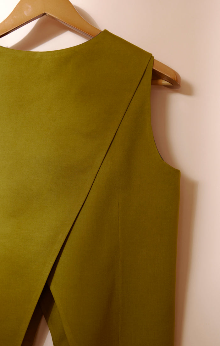 STRICTLY SYMMETRICAL VEST SET IN AMBER GREEN